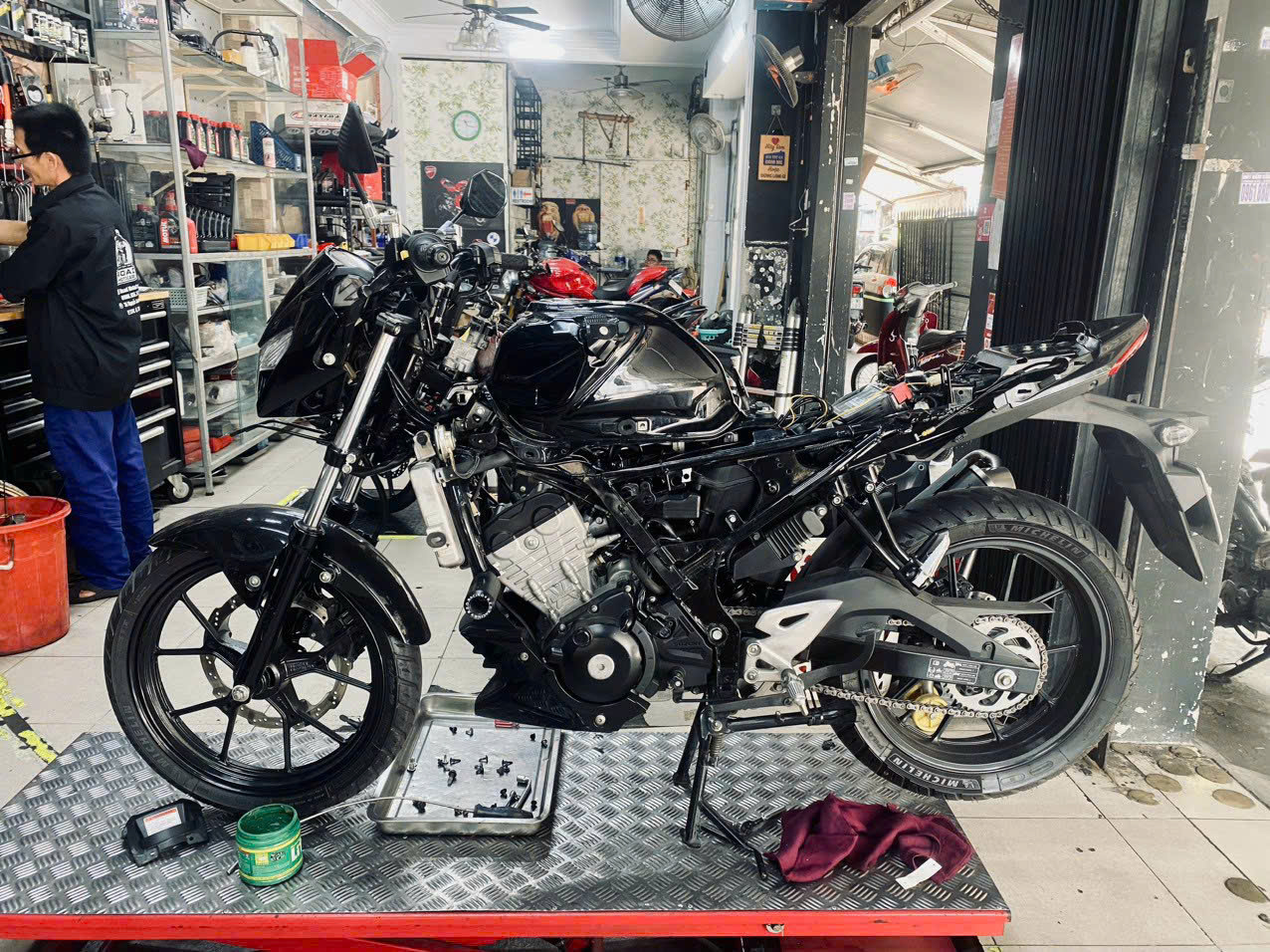Kỹ thuật viên đang hỗ trợ thay bình xe máy tận nơi tại TP.HCM